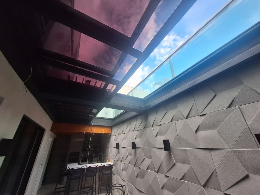 Bar gourmet com cobertura de vidro estrutura escura Contagem