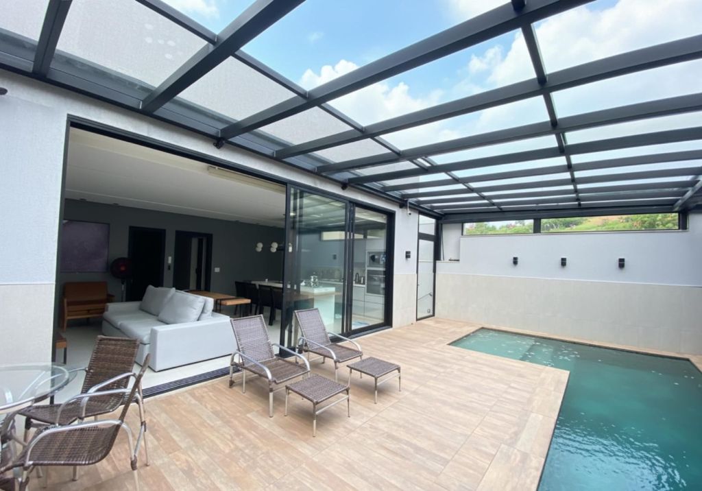 Cobertura de vidro sobre piscina e área de lazer em Nova Lima MG
