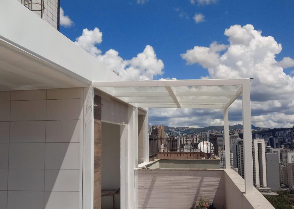 Cobertura de vidro em sacada e terraço de apartamento