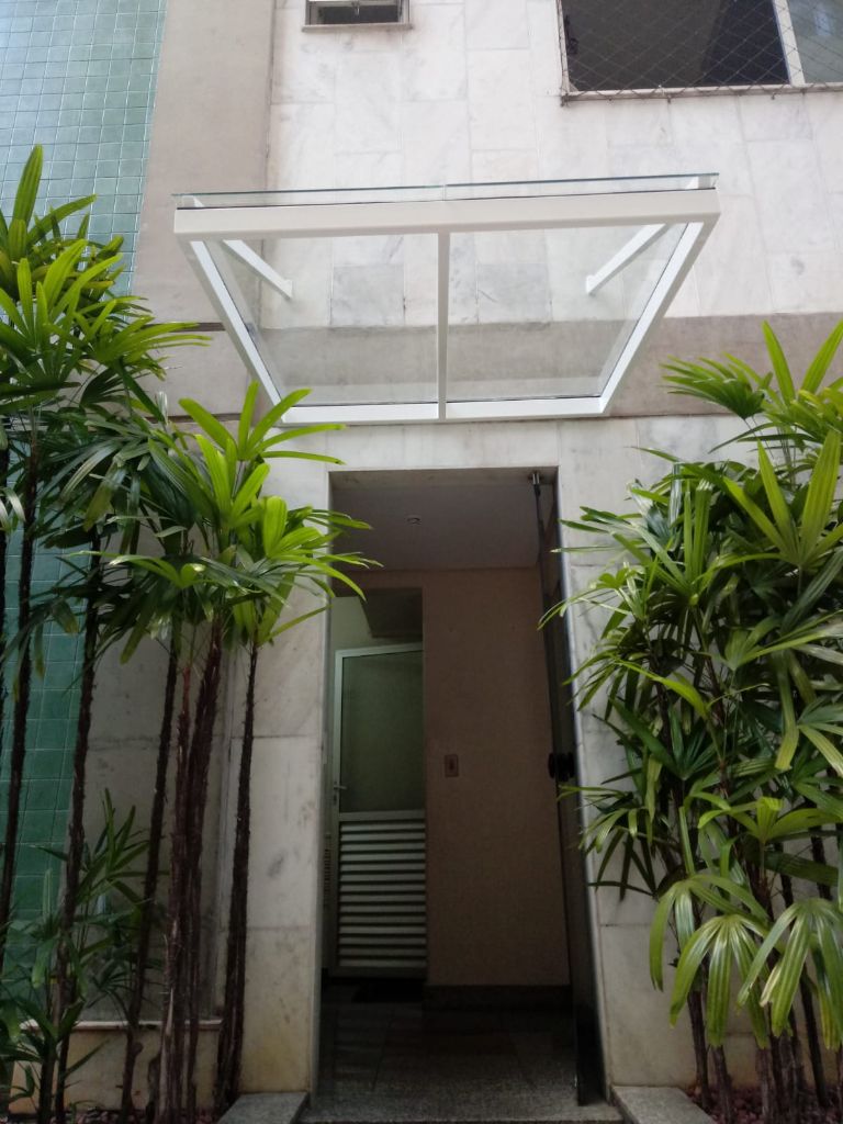Marquise de vidro com jardim no Lourdes BH