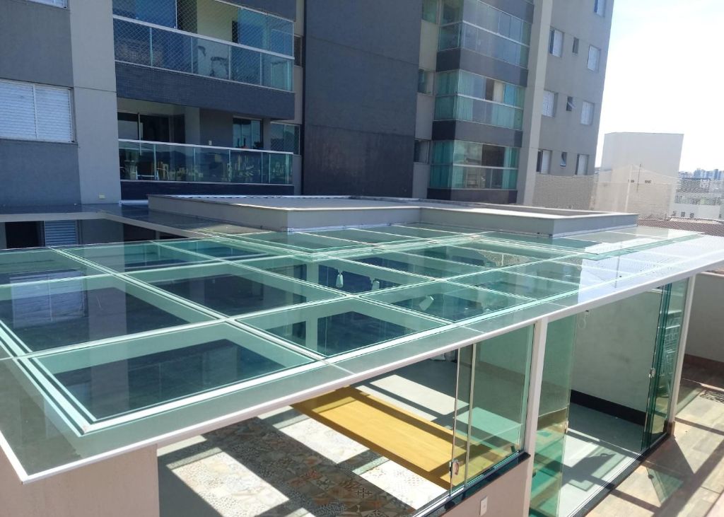 Teto modular de vidro temperado em área privativa